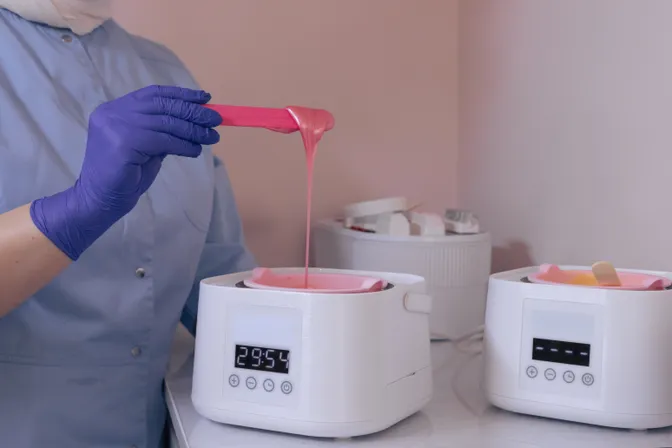 Roze wax en waxverwarmers in de salon