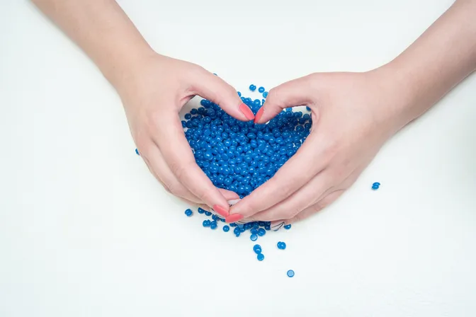 Blauwe waxparels in de vorm van een hart