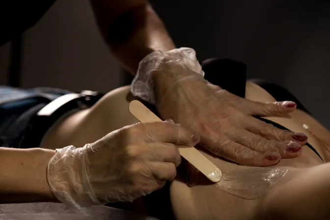 Waxbehandeling van een oksel
